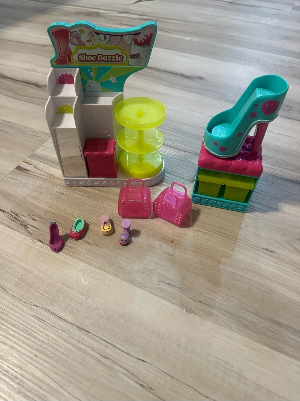 Shopkins Shoe B Doo Shoe Dazzle Playset + 4 Shoes & 2 Shopping Bags
